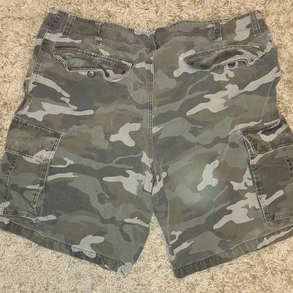 Men's size 44 Camouflage Cargo Shorts drab olive colors GC - Picture 5 of 9